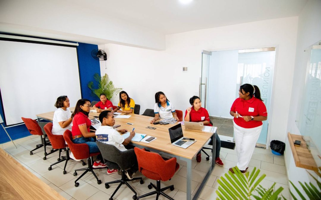 Quelle disposition choisir pour une salle de formation : en U, en îlots ou en rangées ?