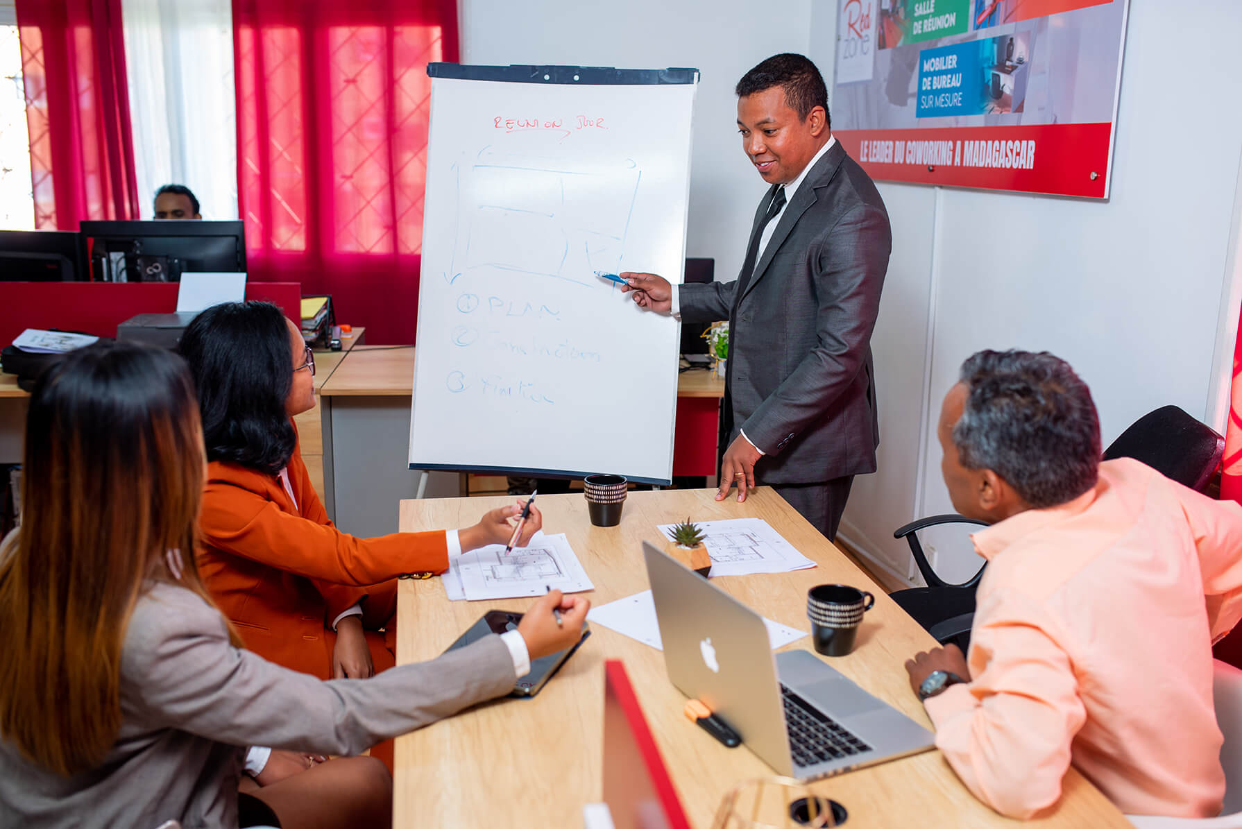 salle-reunion-equipee-redzone-madagascar